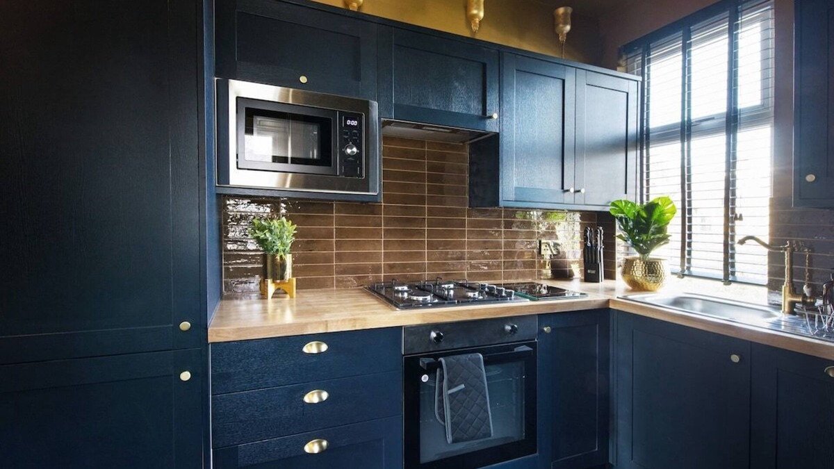 Leyton Apartment | Luxury Versace 2 Bed, Hot Tub, Pool Table, Sky Tv