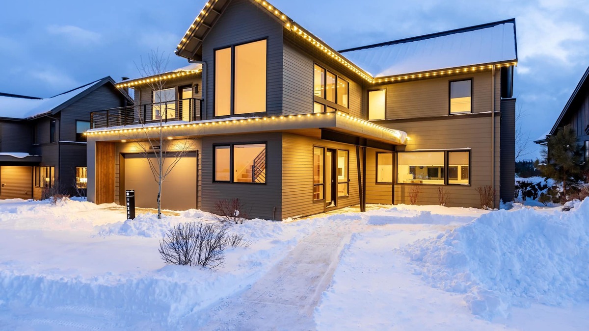 Bend House | Luxury + views ~ 7 mins to downtown ~ resort ~ hot tub ~ wifi ~ BBQ ~ Bend ~ 🐶