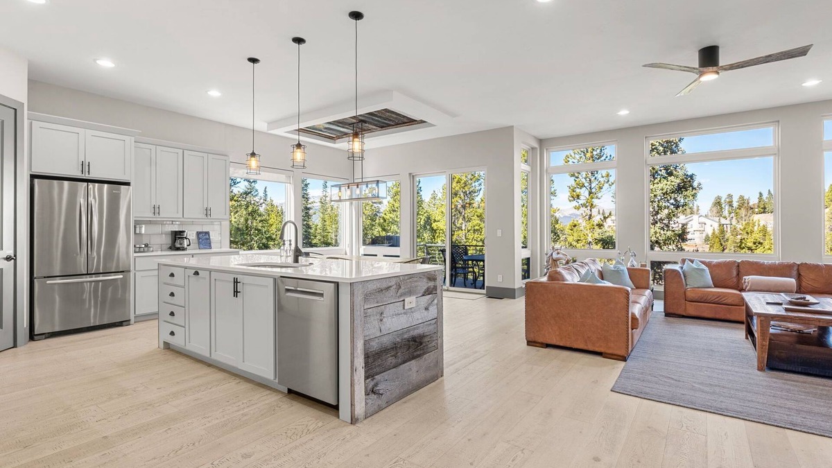 Baldy Mountain House | Luxury|Views|Hot Tub|Free Bus Route