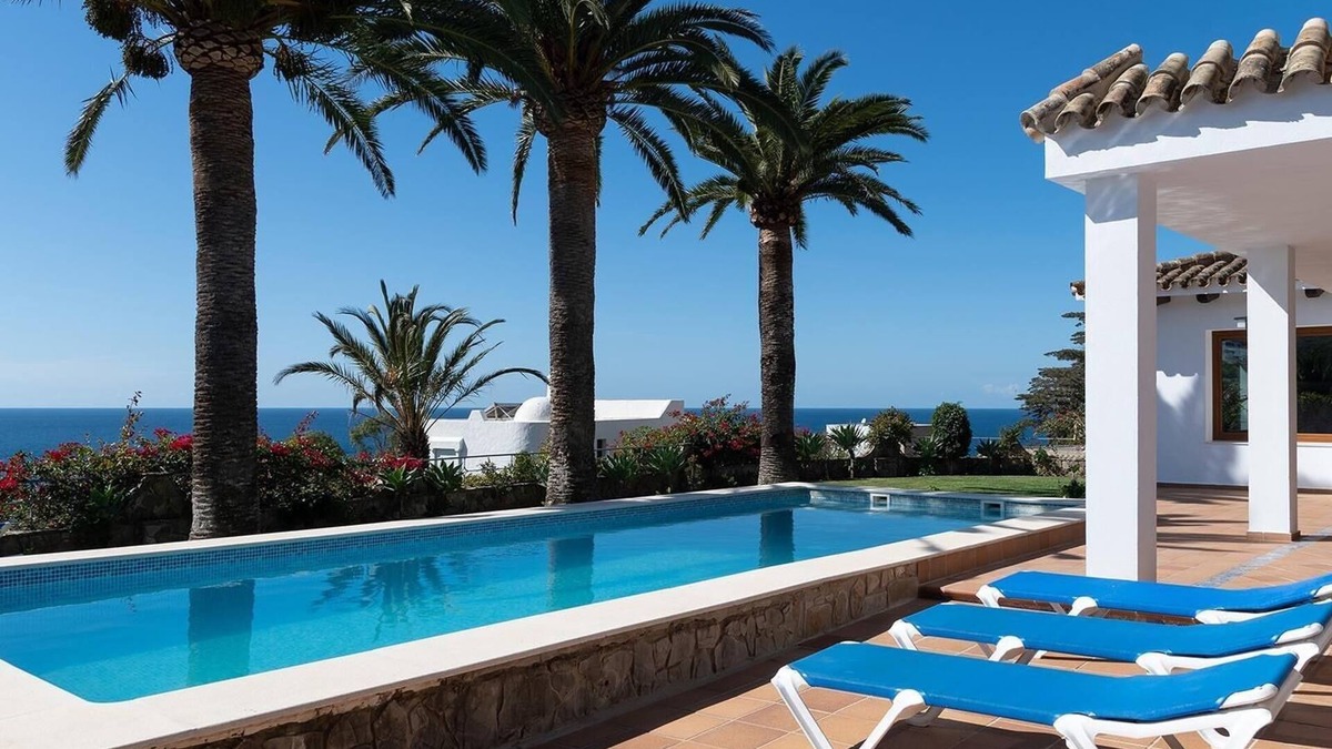 Atlanterra Villa | Luxury villa in 'Playa Atlanterra' with Sea View, Pool, Garden & Wi-Fi