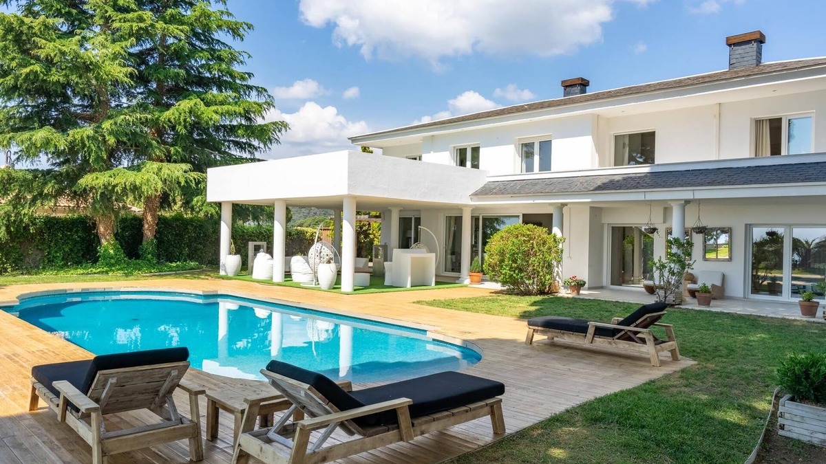 Arenys de Munt Villa | Luxury Villa Buena Vista Pool and Garden