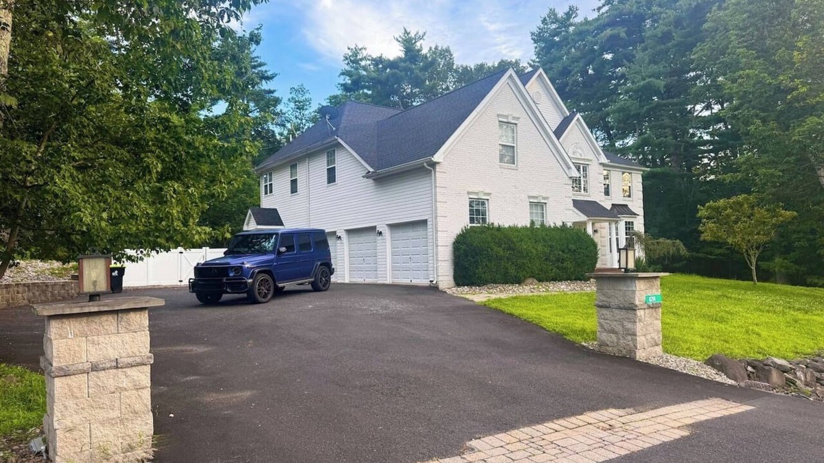 East Stroudsburg House | Luxury Villa-Hot Tub-Fire Pit-King Bed-Fenced Yard