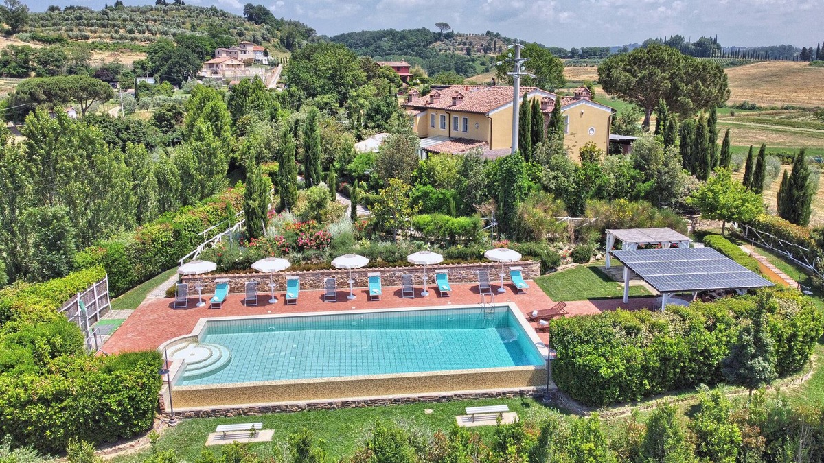 Palaia Villa | Luxury Villa in Tuscany with Pool near Pisa and Florence - Ten Bedrooms 20 pl