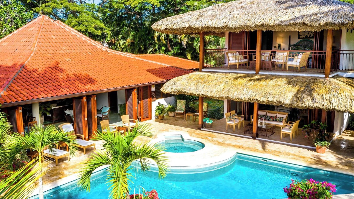 Los Lagos Villa | Luxury Villa less than 400 meter walk to the Beach - Pool & Jacuzzi Sleeps 10-12
