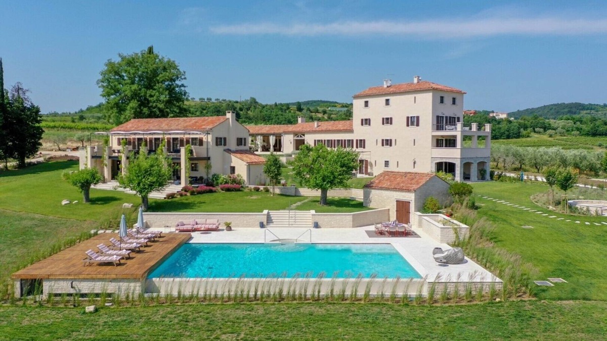 Krasica Villa | Luxury Villa Stanzia Baracija with outdoor heated pool, sauna and private parking in Krasica - Istria