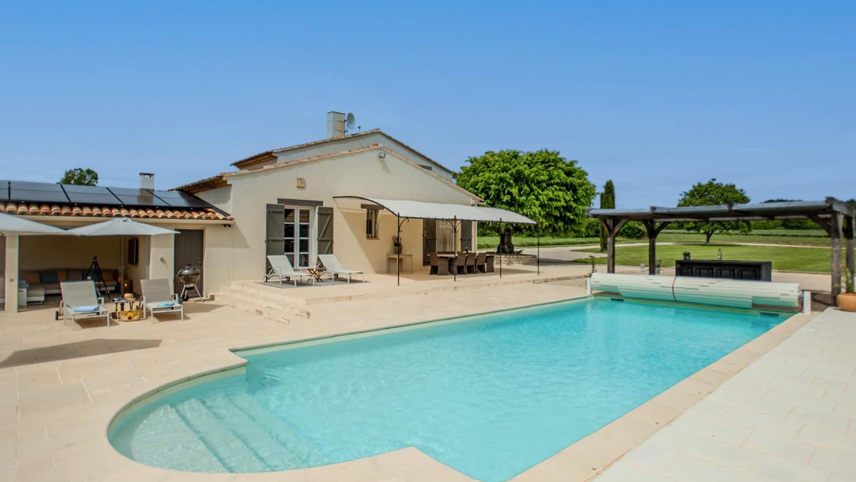Sault Villa | Luxury villa with a large pool, tennis and sauna