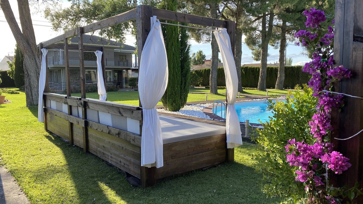 Zaragoza Villa | Luxury villa with detail decorated pool