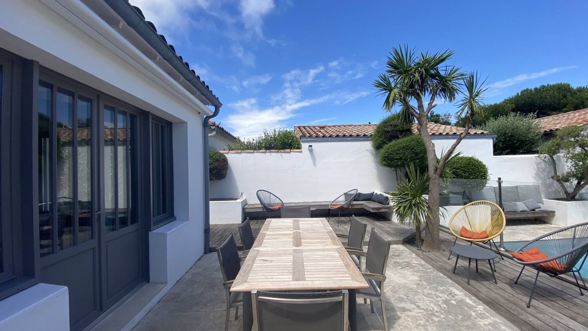 La Flotte Villa | Luxury villa with heated pool close to shops and sea.