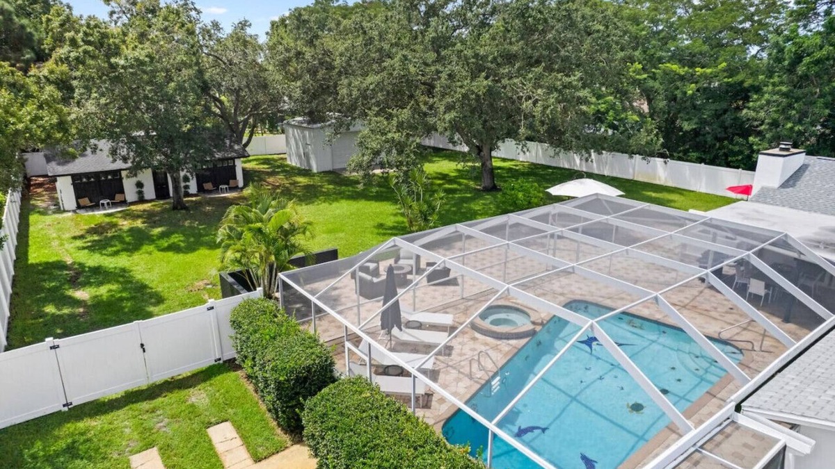 Del Prado Villa | Luxury Villa with Heated Saltwater Pool & Spa, Mini Golf, BBQ, 5 Mins to Beach