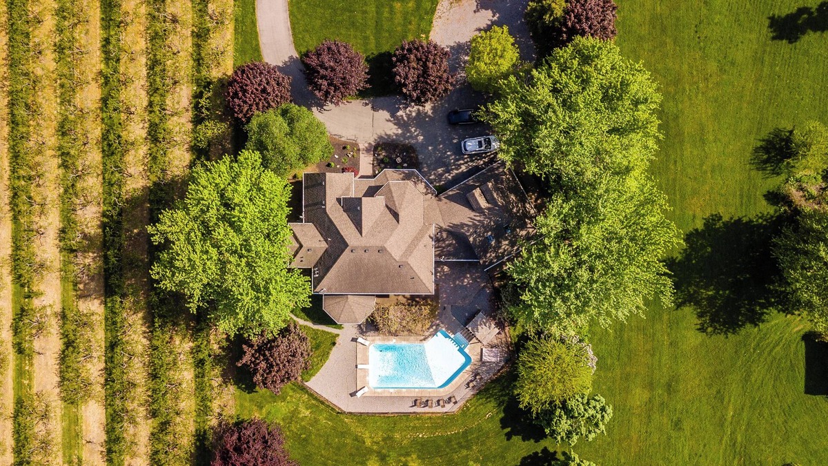 Jordan Harbour House | Luxury Villa with Pool & Hot Tub in Niagara Wine Country