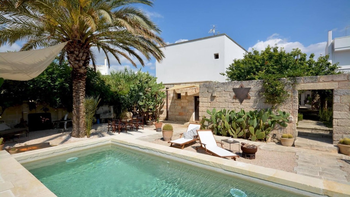 Ortelle Villa | Luxury villa with swimming pool near the sea