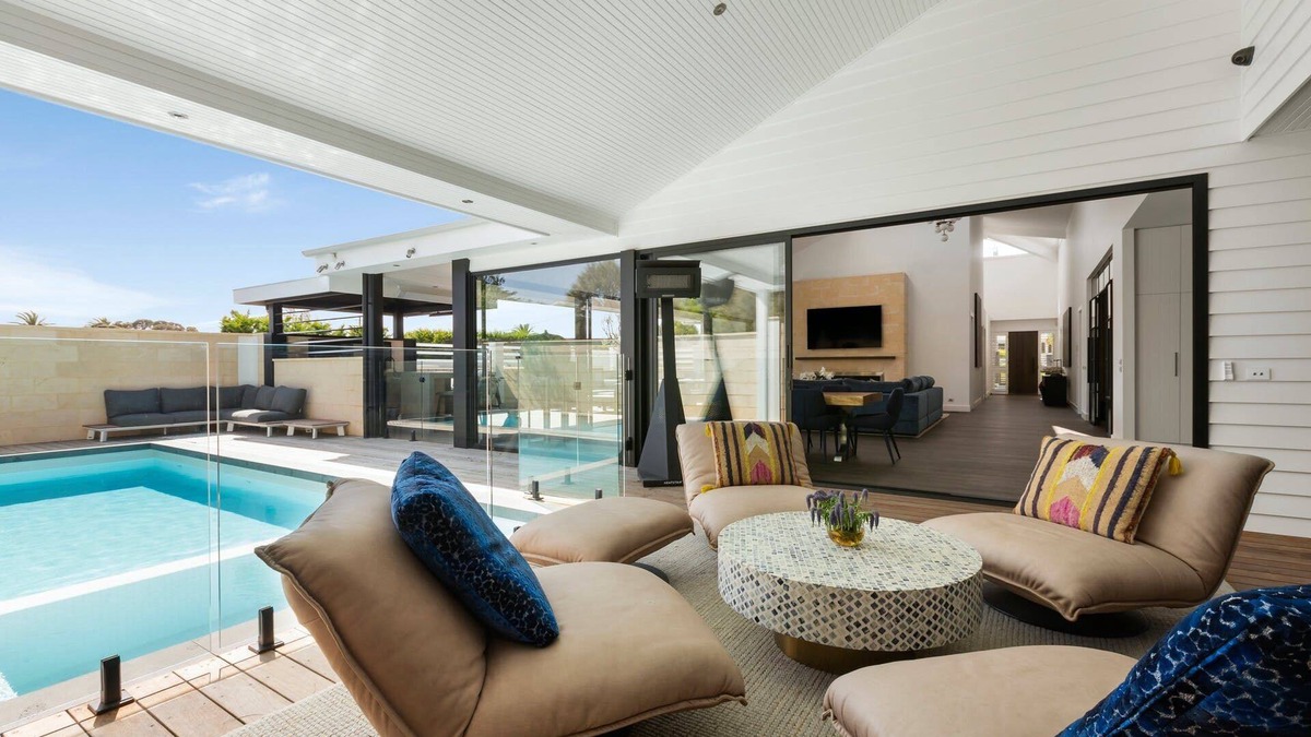 Sorrento House | Luxury Villas Ocean Beach Road (Solar Heated Pool)