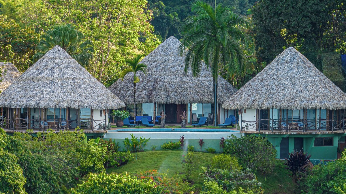 Tres Rios House | Luxury Villas, TikiVibez full Resort, Full Ocean Sunset Views, close to beaches