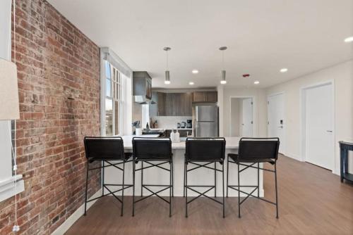 Riverside Apartment | Luxury w King Beds, Pool Table, Central Downtown!