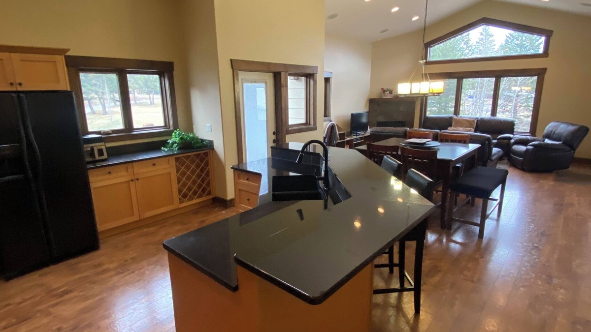 East Kootenay House | Luxury Walk Out House in Radium Hot Springs 5 Bedrooms