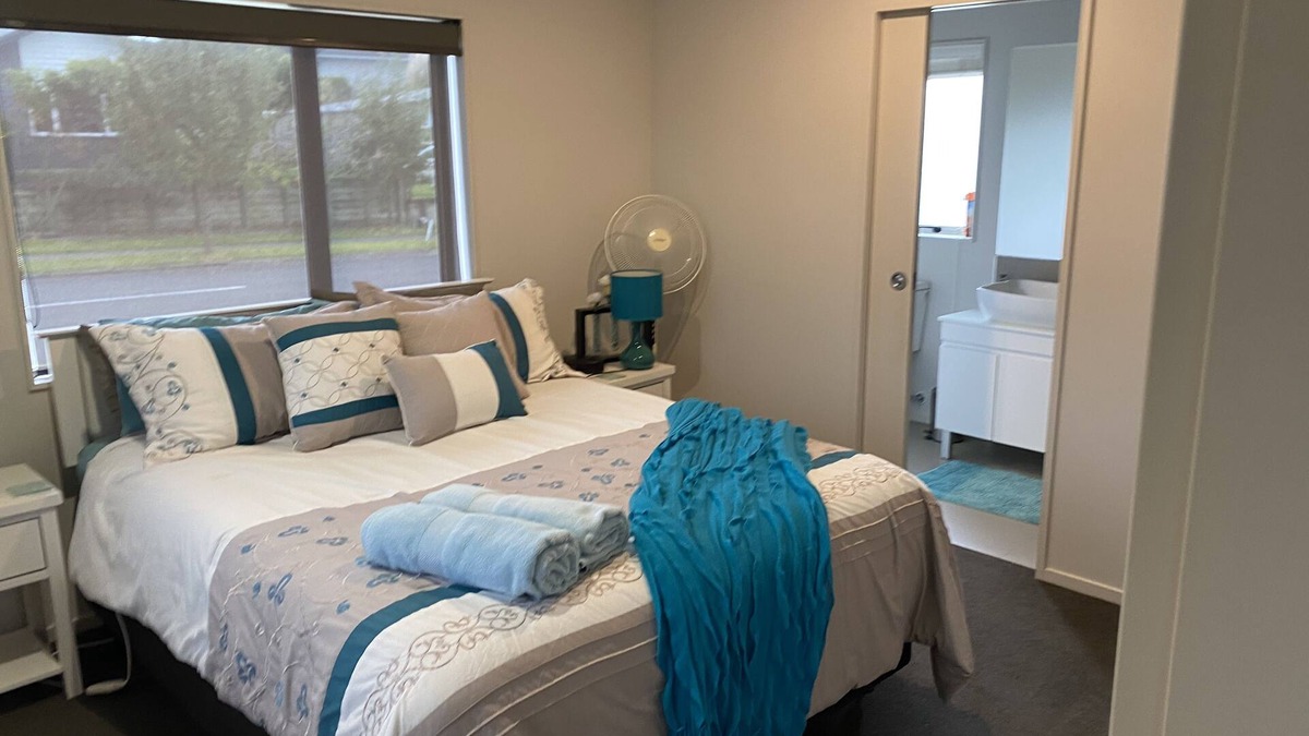 Hamilton Bed & Breakfast | Luxury warm and sunny one bedroom unit in handy location, sleeps two.