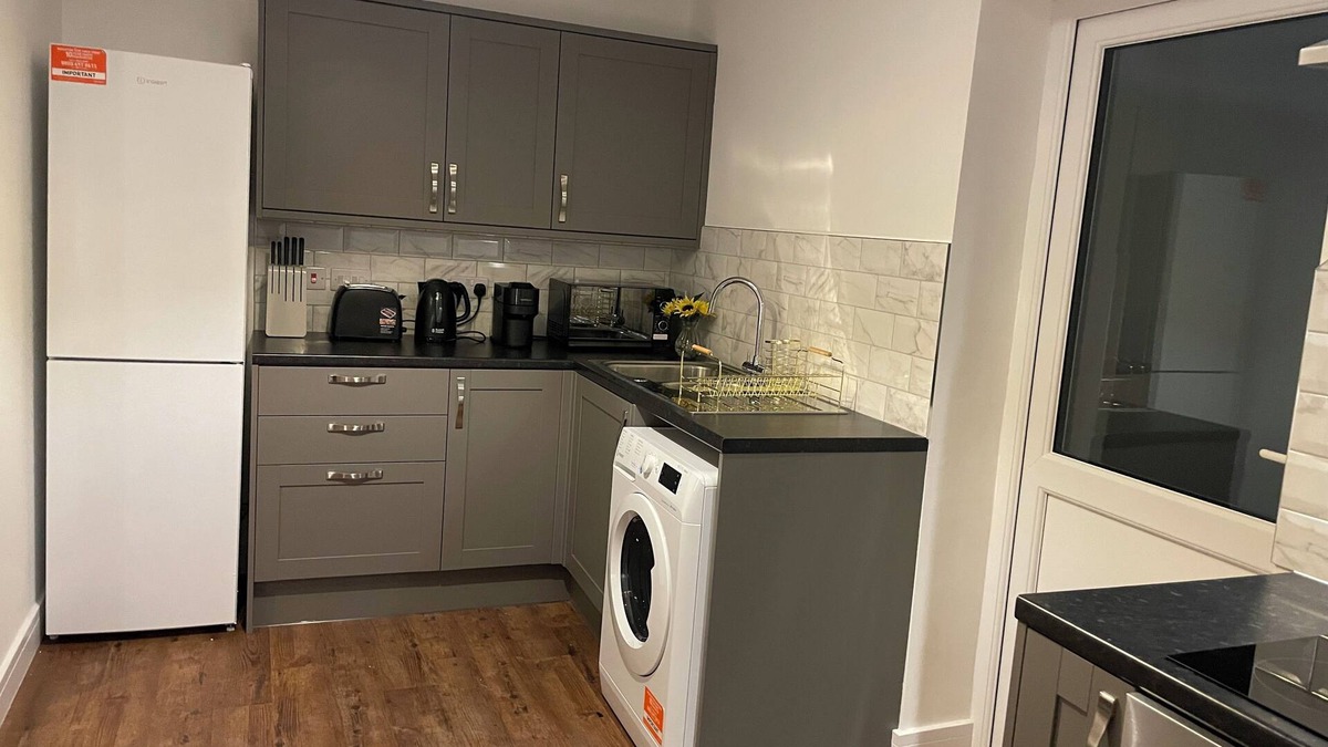 Warminster Apartment | Luxury Warminster Apartment with Free Parking