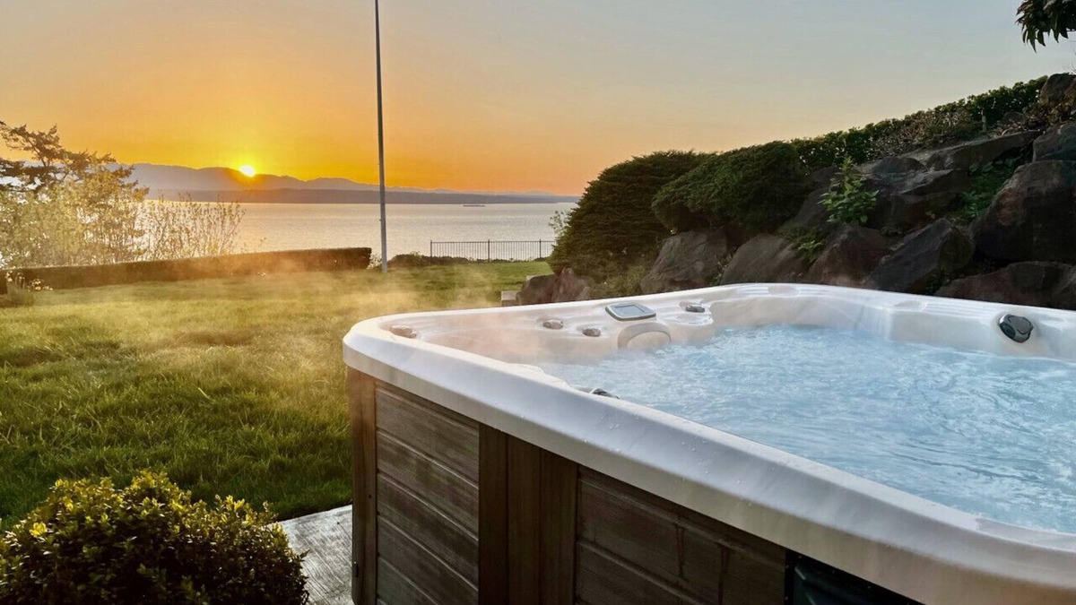 Broadview House | Luxury Water View 6BR Retreat with Hot Tub and Gym