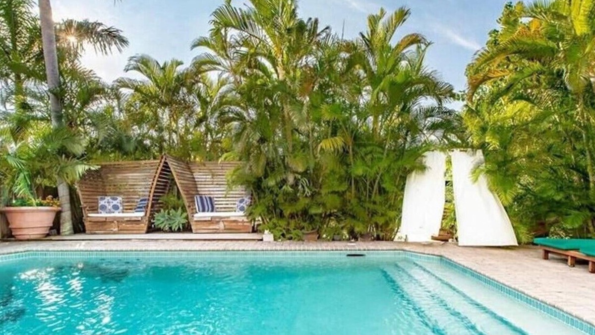 Hendricks and Venice Isles House | Luxury Waterfront bungalow off Las Olas with private pool and 50 foot dock