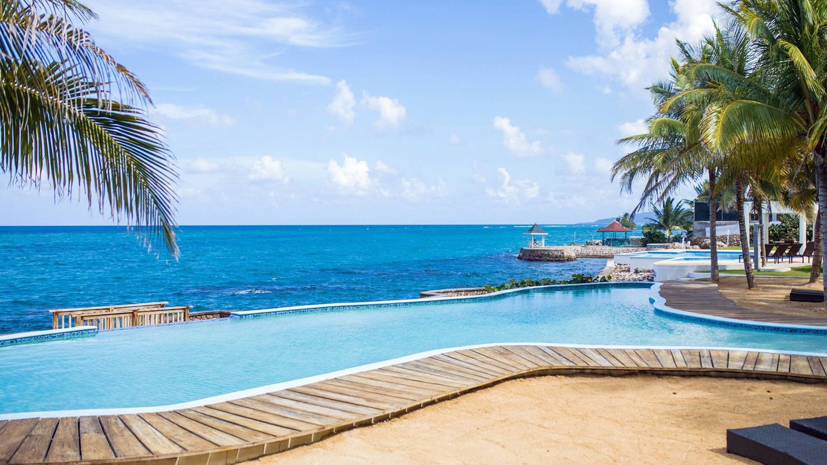 Tower Isle Condo | Luxury Waterfront 1/1 with Pool and Gym