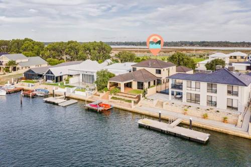 Geographe House | Luxury Waterfront Canal Estate With Private Jetty - Pet Friendly