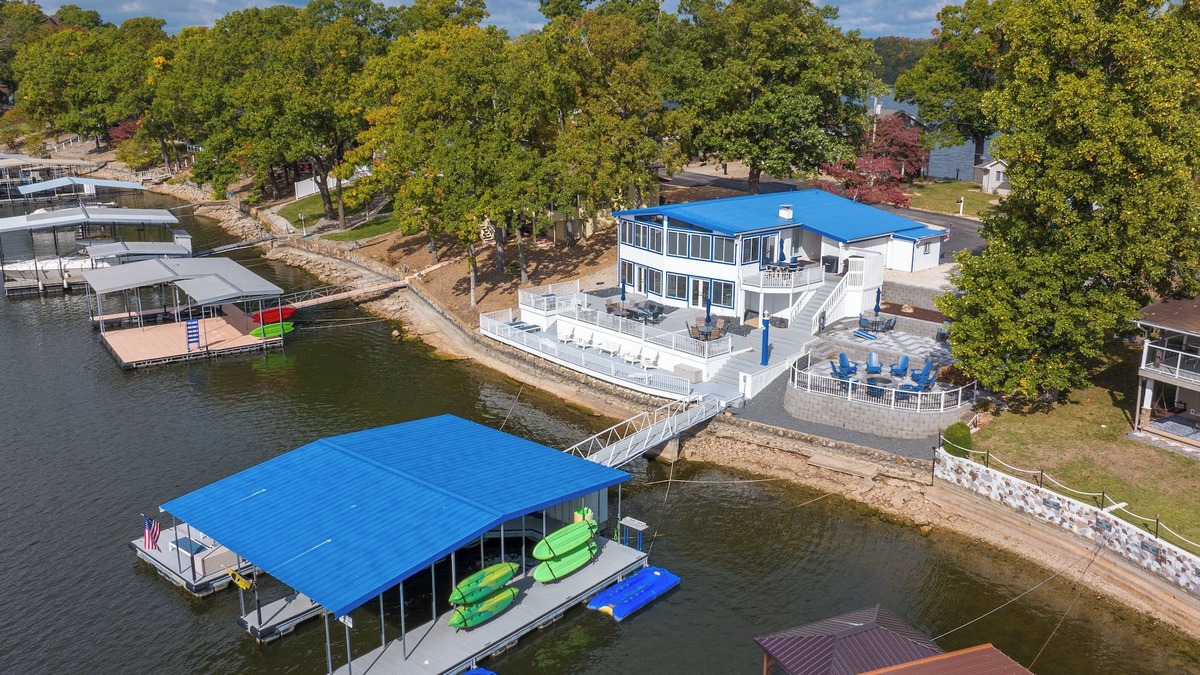 Osage Beach House | LUXURY WATERFRONT HOME In Heart of LOTO, flat lot. No wake cove MM 21.