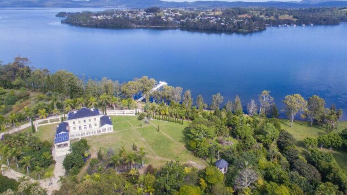 Wallis Lake House | Luxury Waterfront property on Wallis Private Island Forster w/fishing, hiking