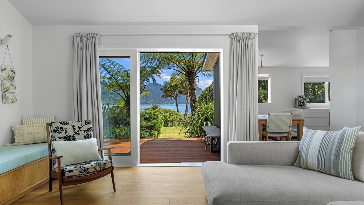 Moetapu Bay House | Luxury Waterfront Retreat at Mahau Sound