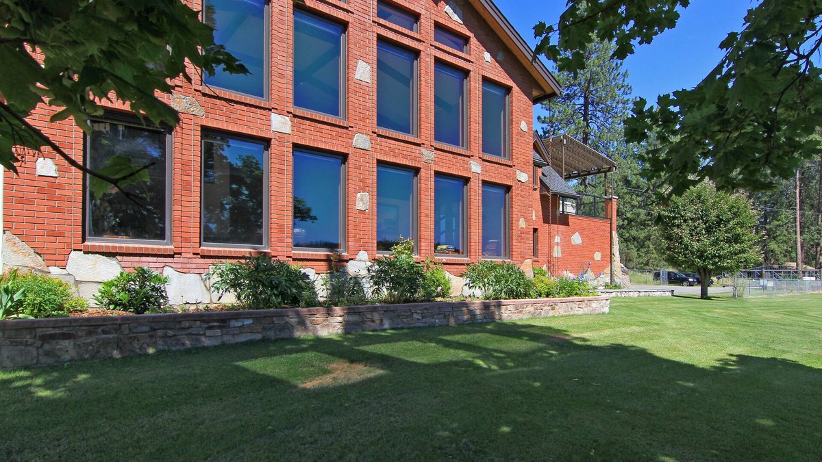 Medical Lake House | Luxury Waterfront Home