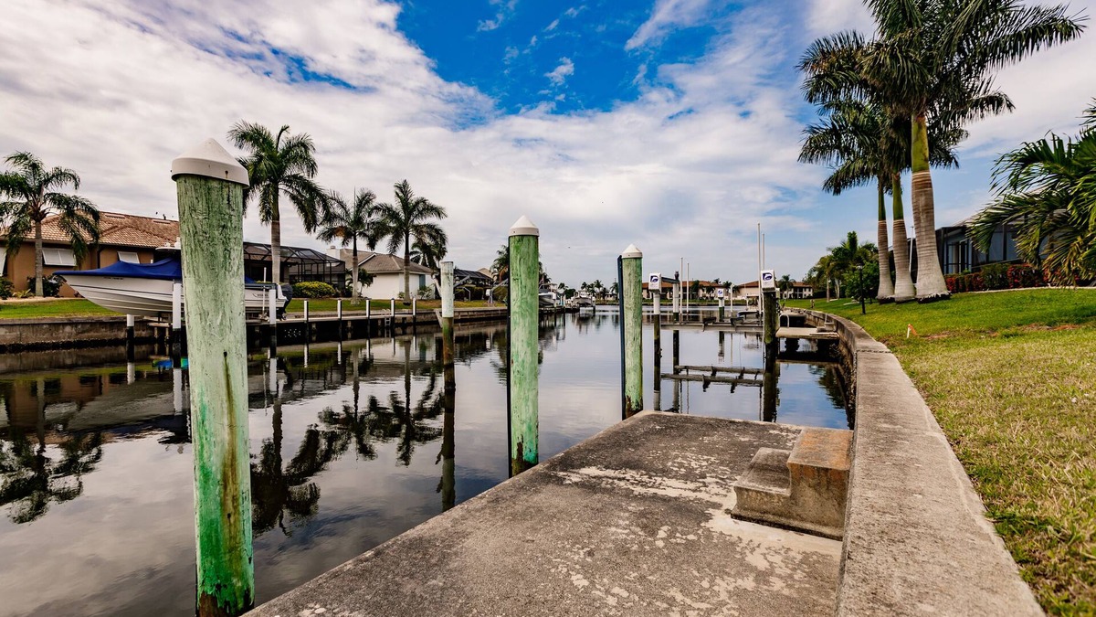Punta Gorda Villa | Luxury Waterfront Villa/Sleeps 8/Heated Saltwater Pool/Dock/Fishing