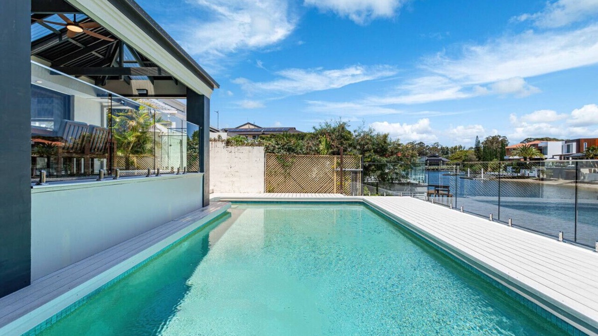 Sorrento House | Luxury Waterside Oasis