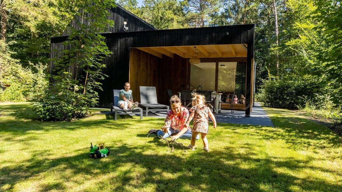 Norg House | Luxury wellness bungalow for 6 people with private sauna and whirlpool overlooking the forest.