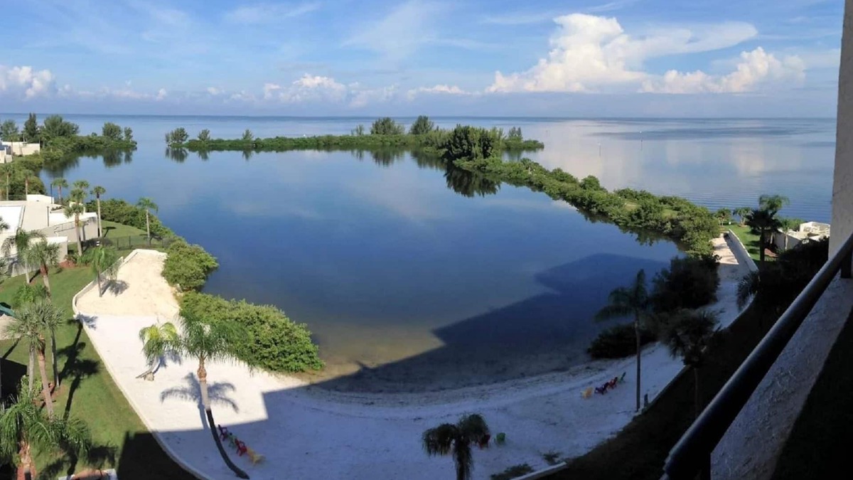 Hudson Condo | LUXURY WEST FACING CONDO - STUNNING VIEWS AND BOAT DOCK!