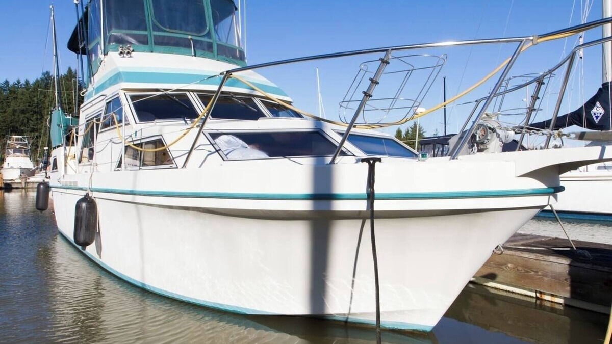 Anacortes Boat Rental | Luxury Yacht 2 BR – Marina Views and WiFi