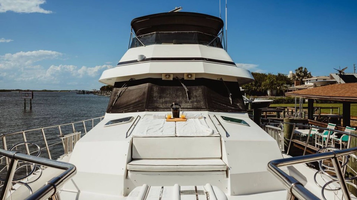 Hodgmans Daytona Boat Rental | Luxury Yacht in Daytona Beach!