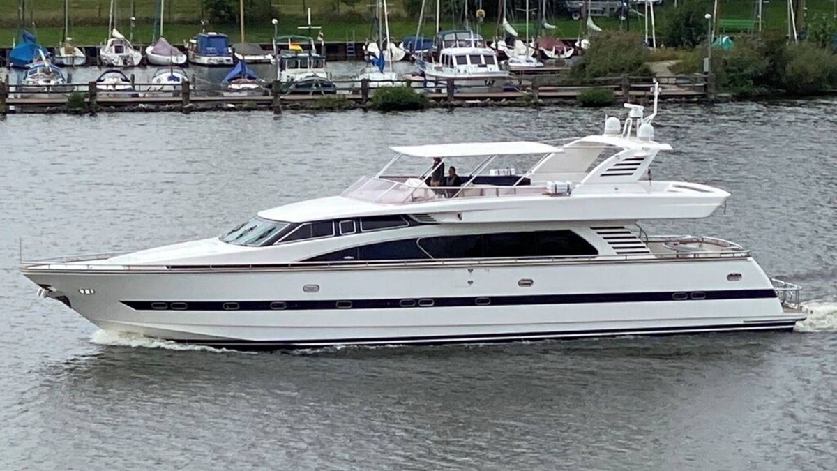 Premia de Mar Boat Rental | Luxury yacht in marina de Badalona. Price for overnight stay in the whole yacht.