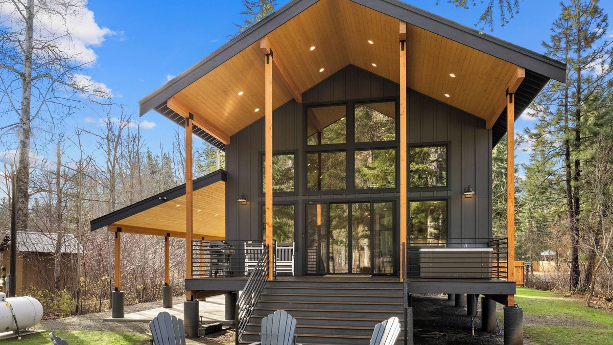 Cle Elum Ski Chalet | Luxury Yakima River chalet with hot tub, large game loft with pool, poker tables