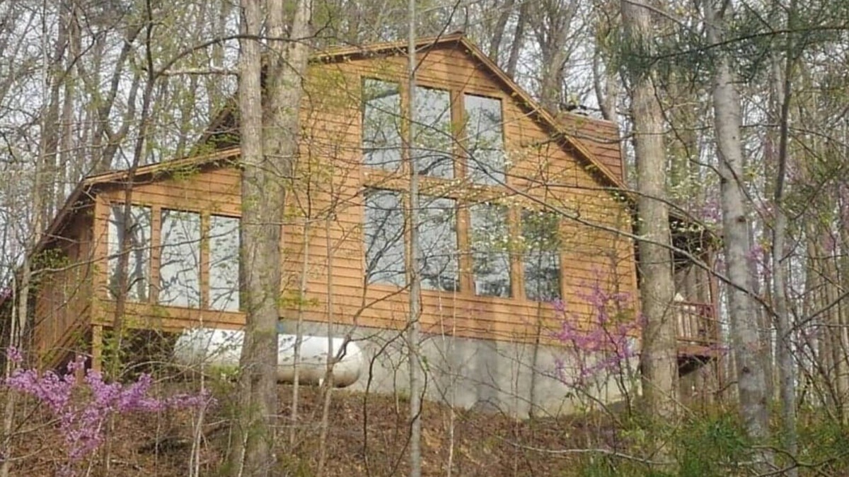 Denniston Cabin | LuxuryCabin! Hottub Wi-fi PoolTable ChaletWindows 4SeasonsSunroom BabuThe9ftBear