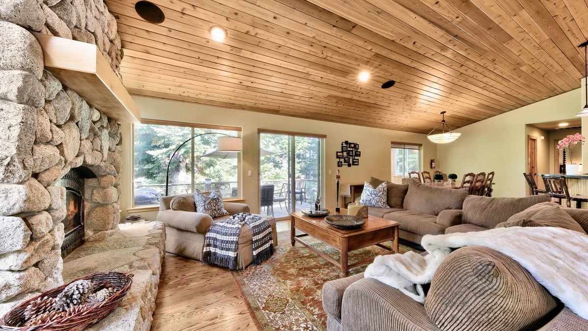 Country Club Estates House | LX26 Lake Tahoe 6 bedroom home with Hot Tub Mountain View