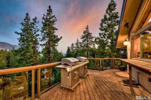 Round Hill Village House | LX33 Lake Tahoe Villa with Gameroom Hot tub Sauna