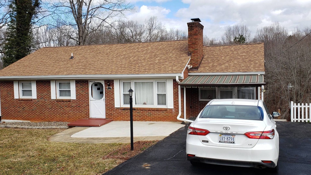 Lynchburg House | Lynchburg home -Full Kitchen, Deck, 3 brm/1bath, W/D, WiFi and 1/2 mile to LU