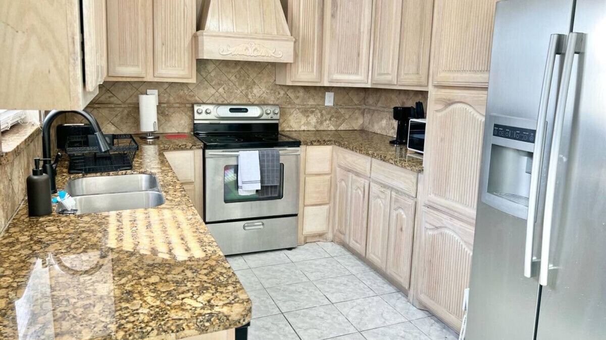 McAllen House | Lynda's Magnificent Pool Home!
