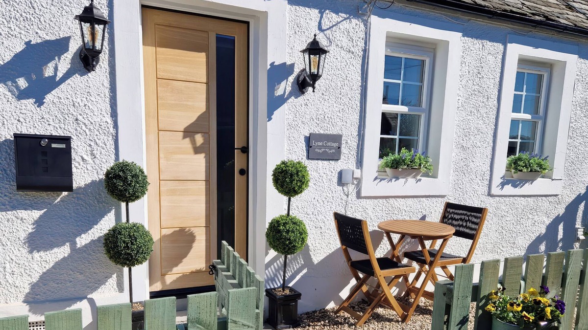 West Linton Cottage | LYNE COTTAGE, THE RETREAT, romantic, with open fire in Romanno Bridge