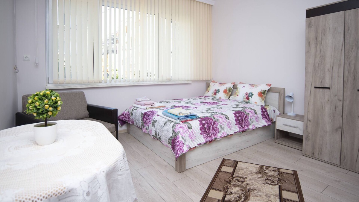Burgas Center Apartment | Lynn's Oasis-Ocean Touch in Core Downtown