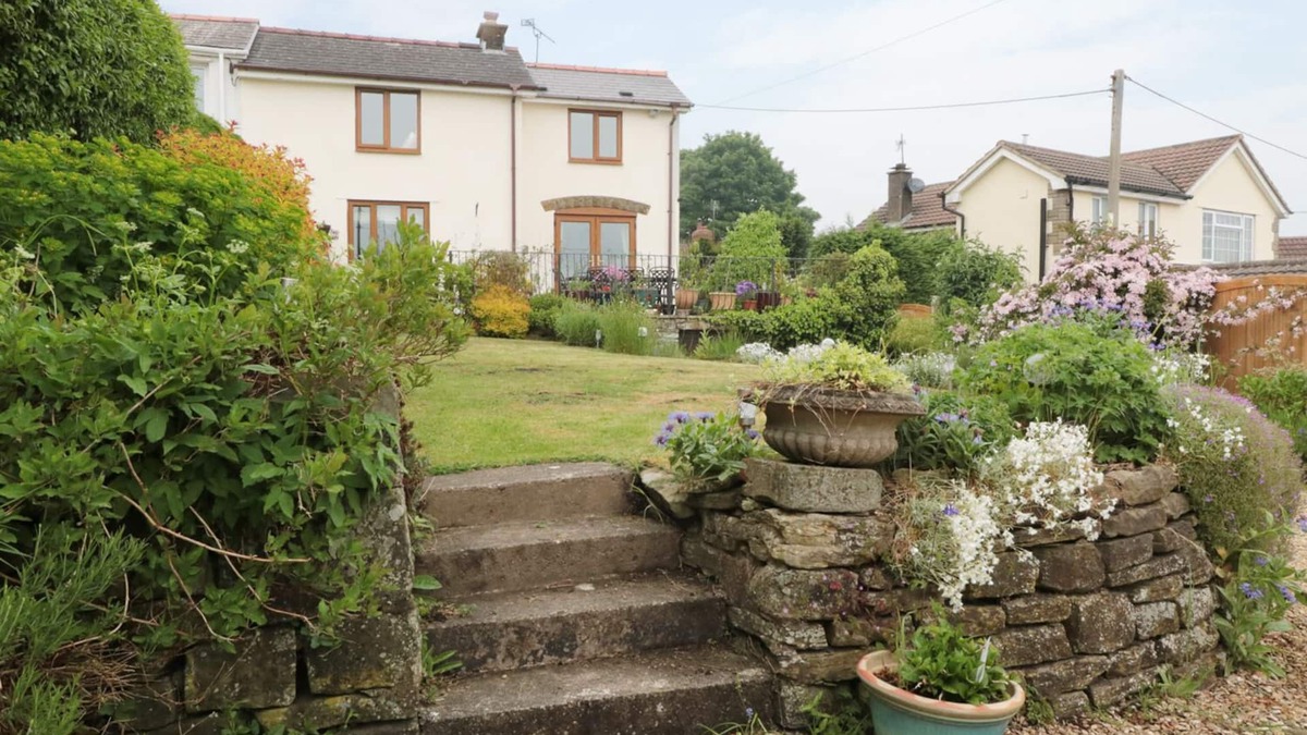 Drybrook Cottage | LYNTON HOUSE, family friendly, with a garden in Drybrook