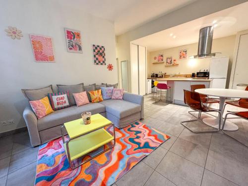 La Demi - Lune Apartment | Lyon funky flat piscine et parking