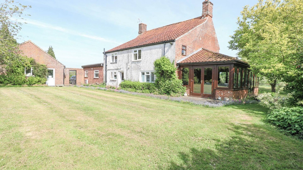 East Dereham Cottage | LYONS GREEN, pet friendly, luxury holiday cottage in Little Fransham