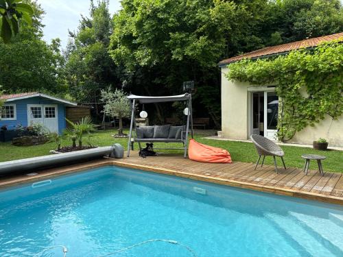 Angouleme Bed & Breakfast | Mérig'home studio climatisée dans maison avec piscine au calme en ville,