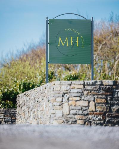 Kilkee House | Móinéir House