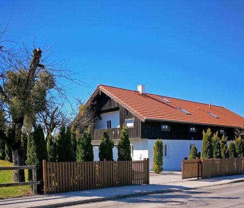 Degerndorf Apartment | Münsing Nähe Starnberger See, schöne Ferienwohnung, Gästewohnung 125qm EG und OG KONTAKTFREI